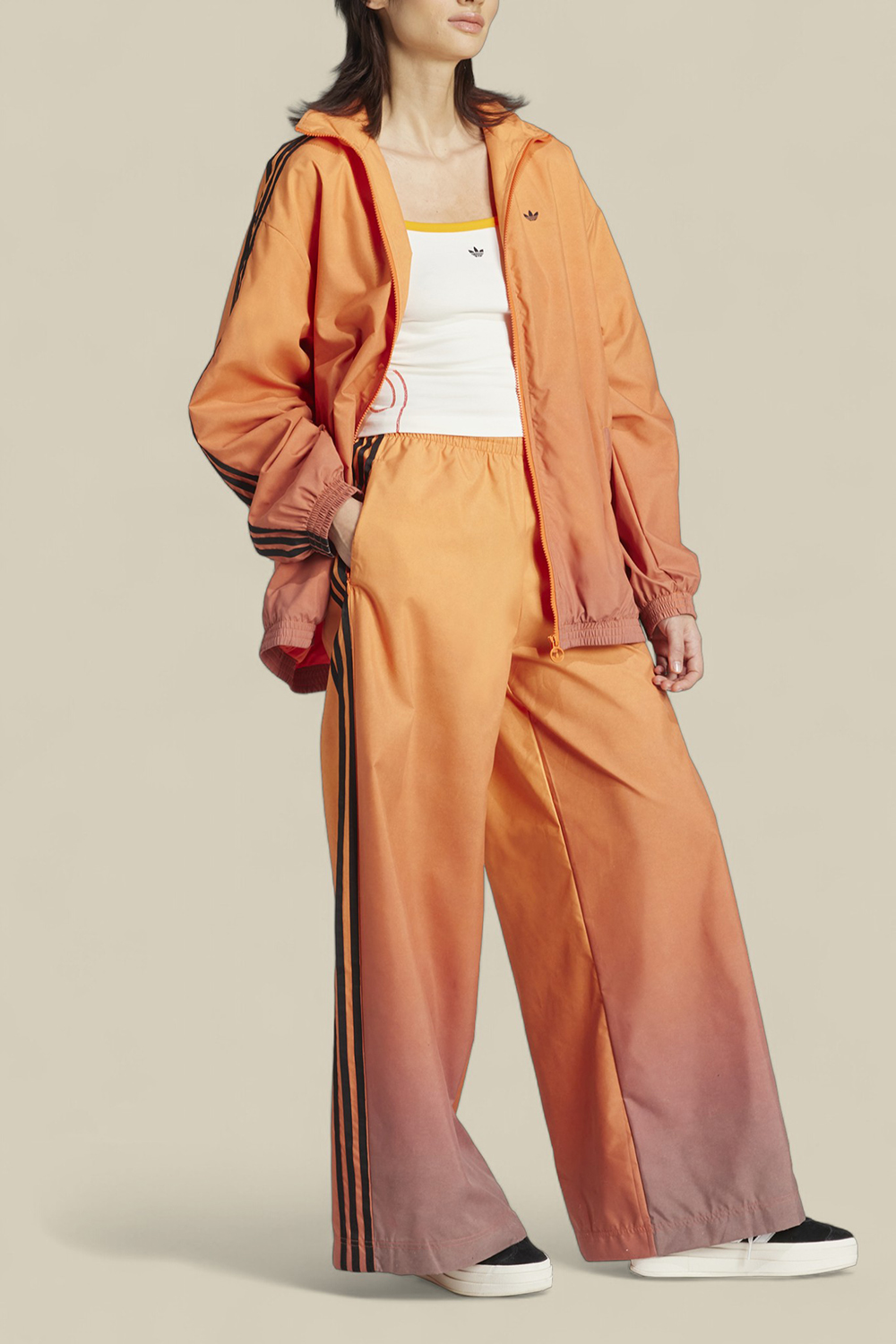 תמונת כל הלוק של מכנסי ג'וג אוברסייז